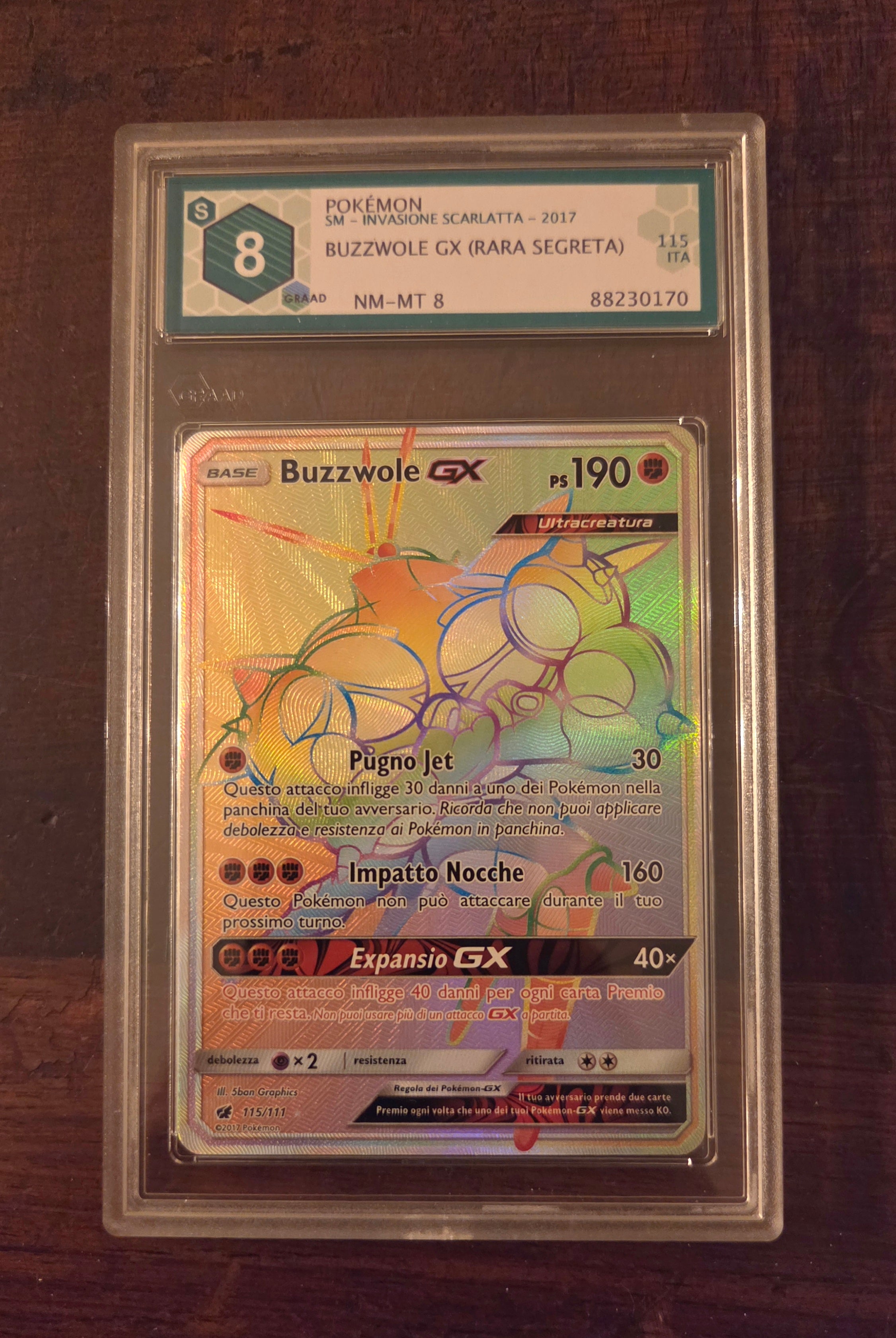 Buzzwole GX ITA Invasione Scarlatta (Rainbow Secret Rare | 115/111) GRAAD 8