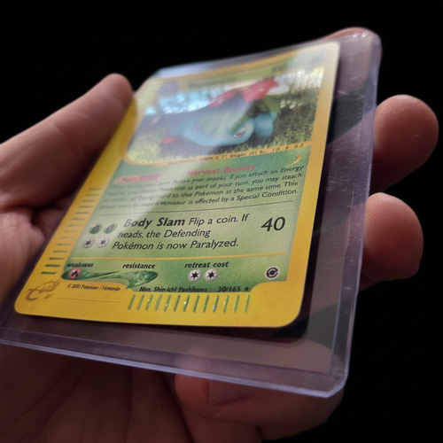 Fronte carta Pokémon su sfondo nero