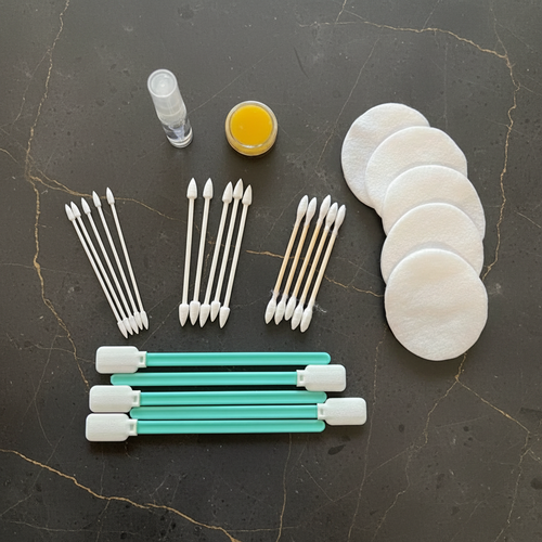 Mini kit pulizia su sfondo marmo soft